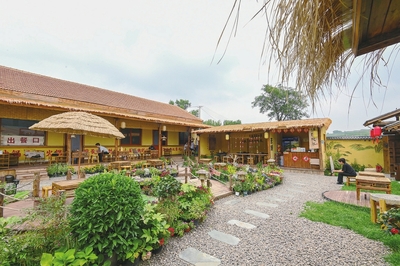 饭香萦绕农家乐 帐影流连芳草间