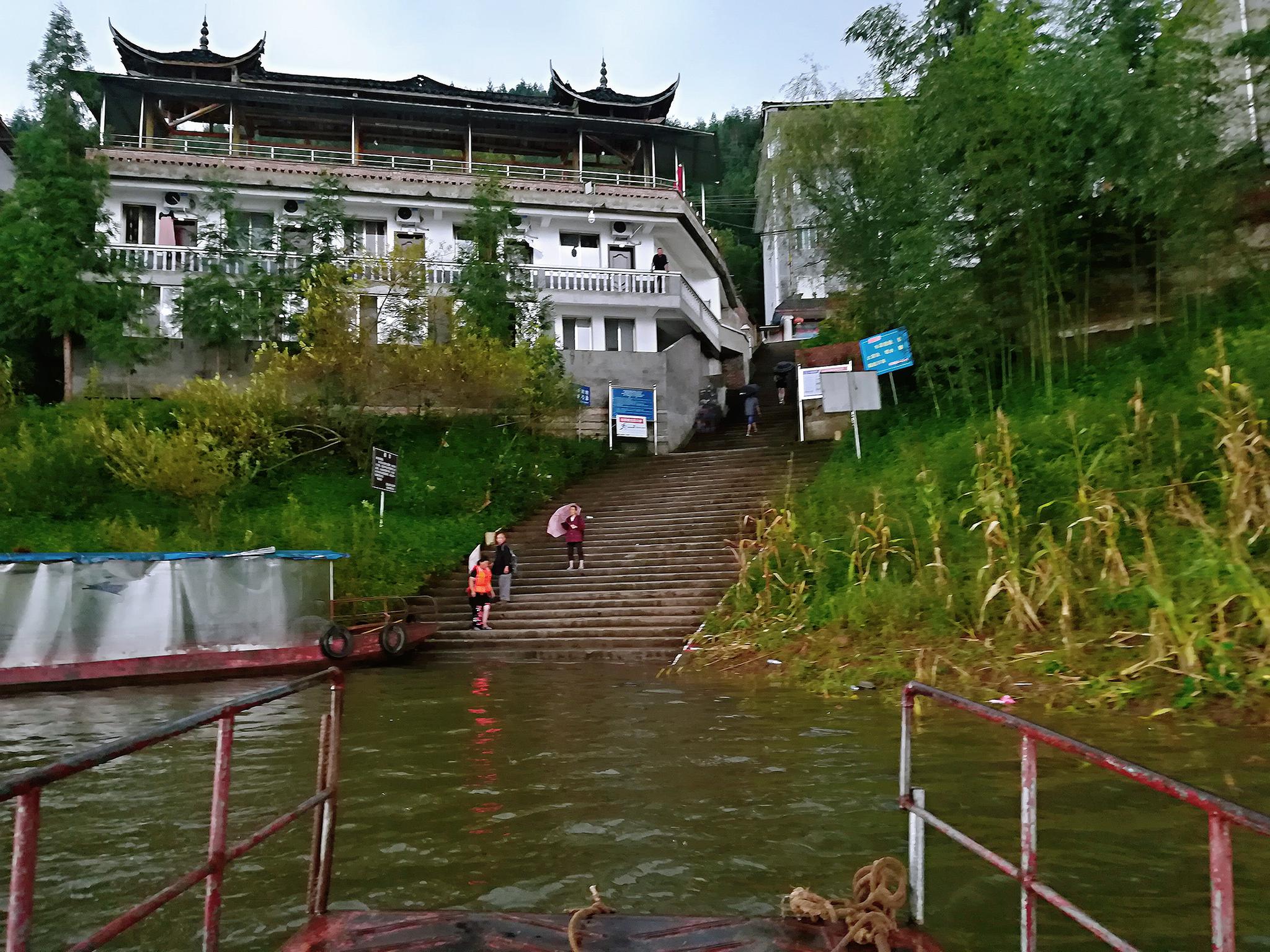 农家乐环绕的蜀地避暑秘境——那个外地人遍寻不着的四川湖泊